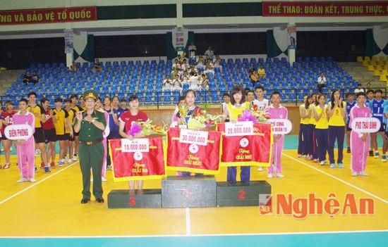 Thiếu tướng Đặng Trọng Quân, Phó tư lệnh, Tham mưu trưởng Quân khu 4, Trưởng Ban tổ chức giải trao Cúp và Cờ giải Nhất, Nhì, Ba cho các đội bóng chuyền nữ.