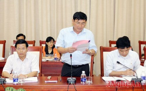 Ông Phan Thanh Tịnh, Phó chủ tịch UBND thành phố Vinh nêu những khó khăn, vướng mắc trong quá trình hỗ trợ, bồi thường GPMB.