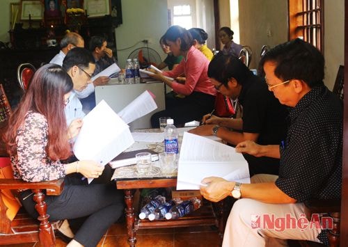Đoàn giám sát làm việc tại Văn phòng công chứng Phủ Diễn