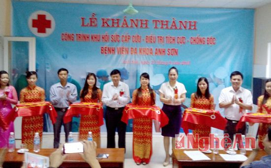  Lãnh đạo tỉnh, huyện cắt băng khánh thành khu điều trị