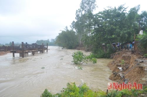 Do chưa có phương án xử lý việc thoát nước phù hợp nên gây  ra tình trạng sạt lở đất nghiêm trọng ở xóm 9, 10 xã Nghi Thuận