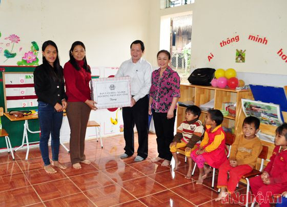 Đoàn công tác của HĐND tỉnh tặng quà cho Trường mầm non Keng Đu bao gồm một bộ đồ chơi và bánh kẹo