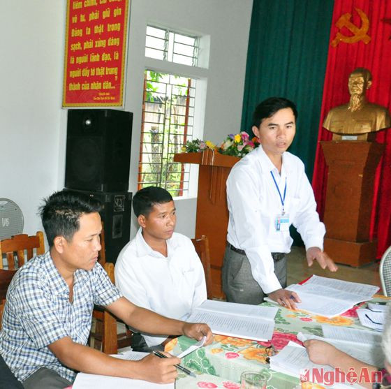 Ông Lương Văn Ngam - Chủ tịch UBND xã Keng Đu nêu một số khó khăn trong qua trình thực hiện PCGDMN cho trẻ 5 tuổi ở địa phương