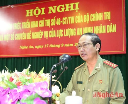 Đại tá Nguyễn Tiến Dần, Phó Giám đốc Công an tỉnh phát biểu tại hội nghị