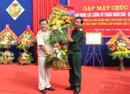 Đại tá Lương Hồng Phong, Chính ủy Bộ CHQS tỉnh tặng hoa chúc mừng Đại tá Đặng Thọ Truật. Ảnh: Phong Quang