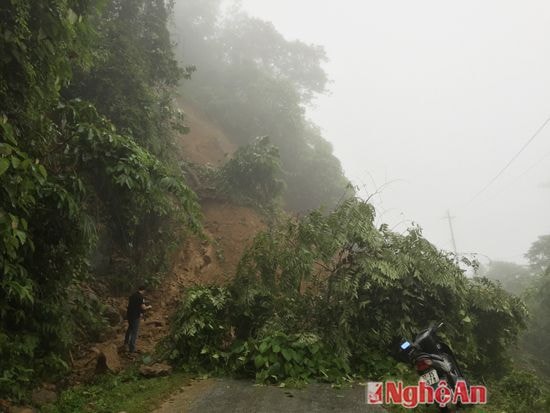  Sạt lở đất gây ách tắc giao thông