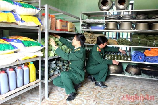 Cán bộ, chiến sỹ Tiểu đoàn 41 kiểm tra vật chất hậu cần dự trữ.