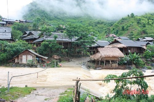 Bản Tặng Phăn, xã Na Ngoi (Kỳ Sơn) bị nước lũ cô lập, chia cắt