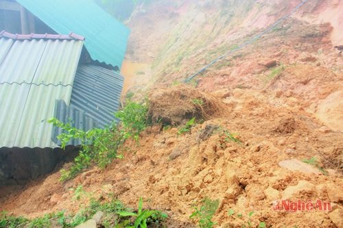Ngôi nhà anh Lầu Bá Hùa ở bản Tặng Phăn, xã Na Ngoi bị đất đá