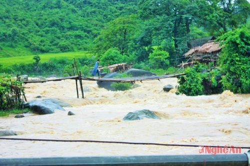 Người dân mạo hiểm vượt suối qua cầu tạm