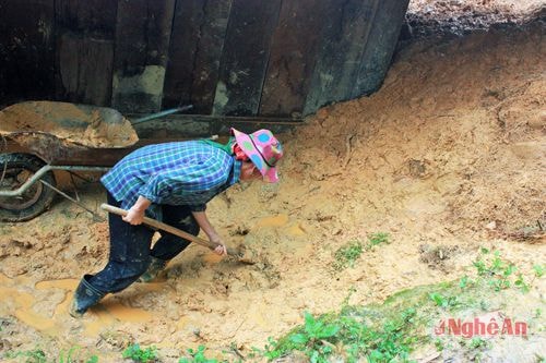 Bùn đất tràn vào nhà dân