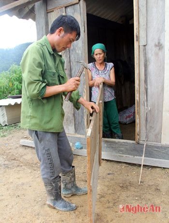 Lầu Bá Sành giúp gia đình hoàn thiện ngôi nhà mới dựng.