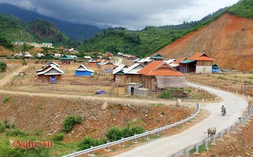 Bản làng giàu đẹp hơn nhờ có con đường.