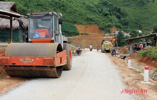 Xe máy tập kết 2 bên đường để tiếp tục hoàn thiện  các hạng mục.