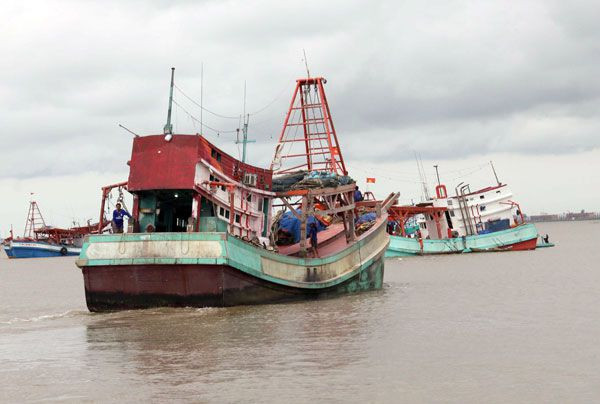 Chiếc tàu bị trúng đạn.