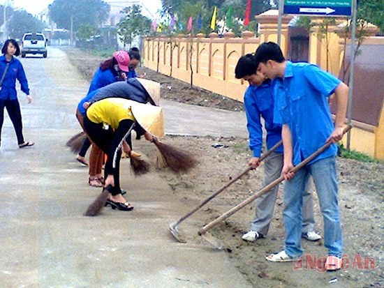 Đoàn Thanh niên xã Hưng Tân vệ sinh thôn xóm vào thứ 7 hàng tuần.
