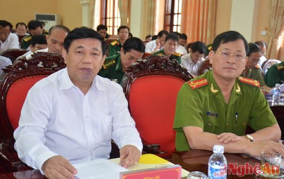 Đồng chí Nguyễn Xuân Đường, Đại tá Nguyễn Hữu Cầu và các đại biều tham dự Hội nghị.