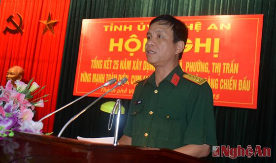 Đại tá Hà Tân Tiến báo cáo tổng kết, đánh giá 25 năm xây dựng cơ sở xã, phường, thị trấn vững mạnh toàn diện, cụm an toàn làm chủ sẵn sàng chiến đấu.