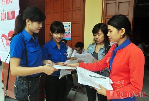 Phát phiếu điền thông tin cá nhân cho các tình nguyện viên hiến máu