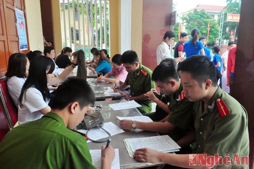 các tình nguyện viên làm thủ tục trước khi hiến máu
