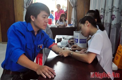Lấy mẫu máu xét nghiệm