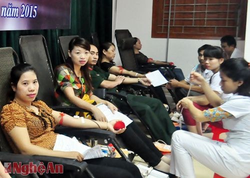 Các đoàn viên, thanh niên hiến máu