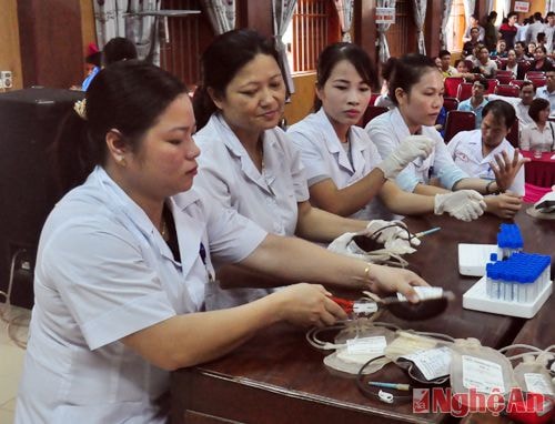 Tiếp nhận máu vào