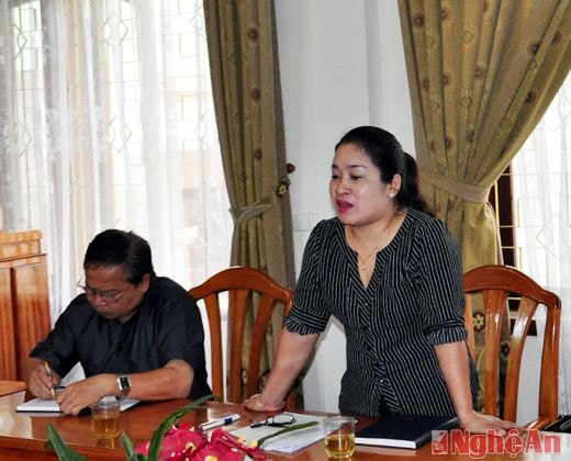 Bà Cụt Thị Nguyệt - Phó Chủ tịch UBND huyện Kỳ Sơn nêu một số đặc thù, khó khăn của huyện Kỳ Sơn trong công tác phổ cập GDMN cho trẻ 5 tuổi trên địa bàn huyện
