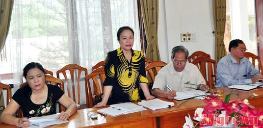 Bà Tôn Thị Cẩm Hà - Phó trưởng ban Văn hóa - Xã hội, HĐND tỉnh đề nghị huyện làm rõ với điều kiện như Kỳ Sơn thì việc phổ cập GDMN cho trẻ 5 tuổi