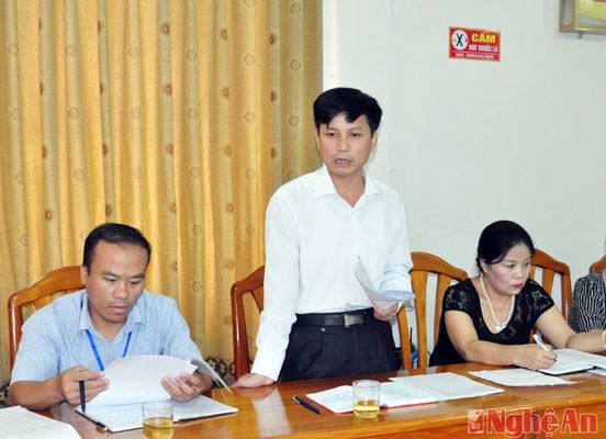 Ông Nguyễn Hồng Hoa - Trưởng phòng Giáo dục - Đào tạo huyện Kỳ Sơn báo cáo kết quả thực hiện Đề án phổ cập GDMN chỏ trẻ 5 tuổi trên đại bàn huyện