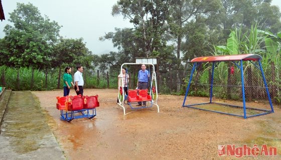 Đồ dùng, đồ chơi ngoài trời cho trẻ ở điểm trường bản Huồi Viêng, Trường mầm non Đọoc Mạy