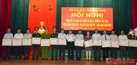 Đồng chí Nguyễn Xuân Đường tặng bằng khen cho các tập thể, cá nhân xuất sắc.