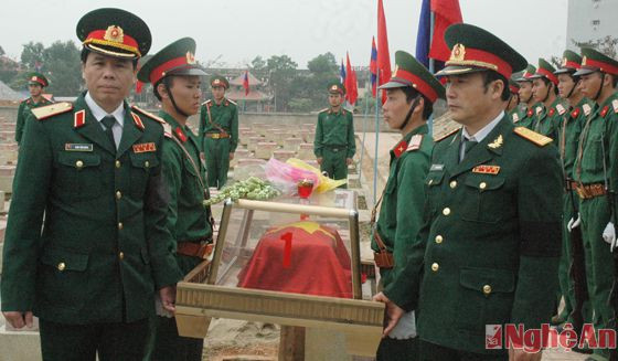 Thiếu tướng Trần Tiến Dũng, Phó Chính ủy, Trưởng ban chỉ đạo 1237 Quân khu 4 đưa hài cốt liệt sỹ Quân tình nguyện Việt Nam hy sinh tại nước bạn Lào an táng tại nghĩa trang Liệt sỹ Quốc tế Việt - Lào tại huyện Đô Lương.