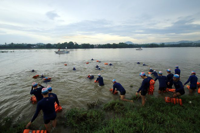 Hơn 2 tháng nay, Cảnh sát cơ động đang huấn luyện bơi trên sông Hương, đoạn trước UBND phường Kim Long (TP Huế). Từ sáng sớm, các chiến sĩ đã phải đến điểm tập kết, khởi động rồi ngâm mình dưới nước lạnh.