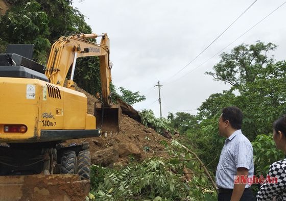 Huyện Quế Phong huy động máy móc, thiết bị để khắc phục hậu quả sạt lở trên đường vào xã Nậm Giải.