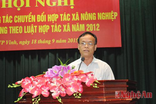 Ông Trần Văn Chương, Phó Chủ tịch điều hành Liên minh HTX tỉnh báo cáo tình hình thực hiện chuyển đổi HTX nông nghiệp hoạt động theo Luật HTX năm 2012