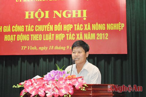 Ông Nguyễn Xuân Đắc, Chủ nhiệm HTX nông nghiệp Thanh Liên (Thanh Chương) trao đổi ý kiến tại hội nghị