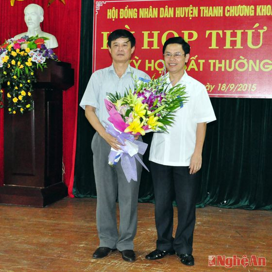 Đồng chí Nguyễn Xuân Sơn - Ủy viên BTV Tỉnh ủy, Phó Chủ tịch HĐND tỉnh tặng quà cho gia đình ông bà