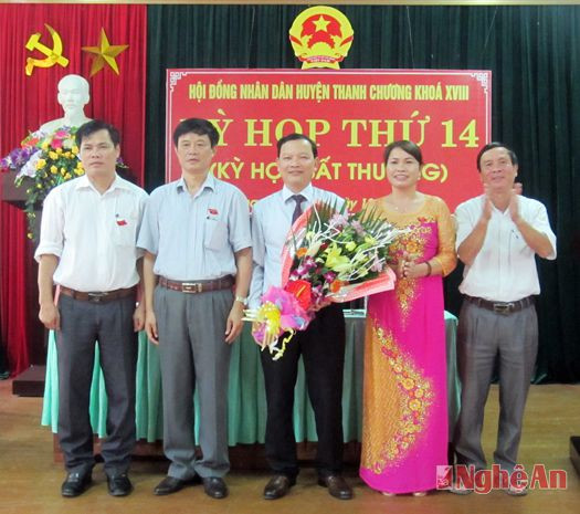 Đồng chí Nguyễn Hữu Vinh - Bí thư Huyện ủy được bầu giữ chức Chủ tịch HĐND huyện, nhiệm kỳ 2011 - 2016