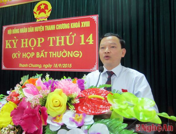 Đồng chí Nguyễn Hữu Vinh - Bí thư Huyện ủy, Chủ tịch HĐND huyện lên nhận nhiệm vụ và bế mạc kỳ họp