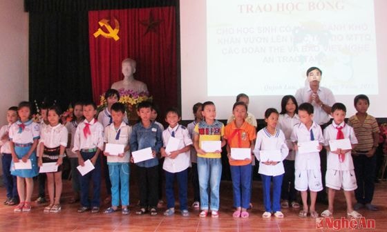 Trao học bổng cho các em học sinh vượt khó học giỏi