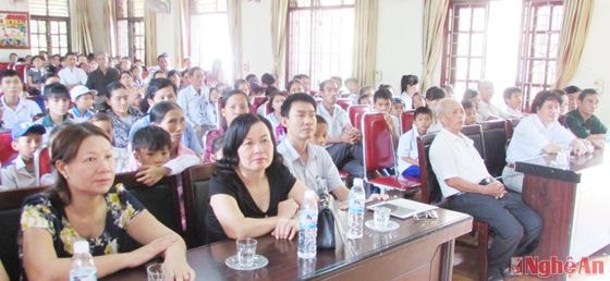 Các đại biểu, các em học sinh và phụ huynh tham dự lễ trao học bổng.