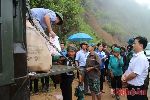 Do đường mưa lầy, xe tải chở quà dừng lại tại dốc vào xã Huồi Tụ. Từ đây, đoàn thuê 25 chiếc xe máy để chở quà vào tận các bản