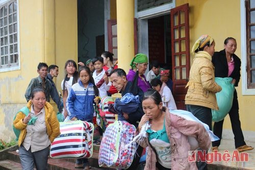 Những chiếc chăn ấm, quần áo mới, gạo, bát đĩa...được bà con hân hoan đón nhận