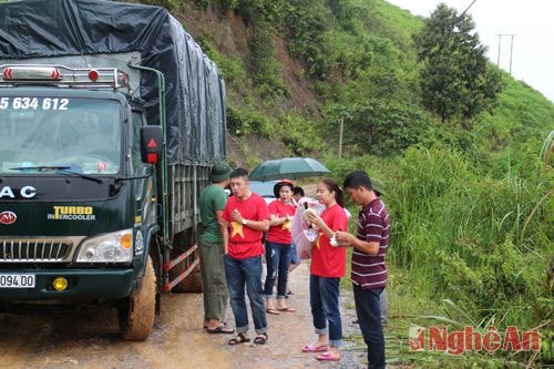 Các thành viên của đoàn tranh thủ lót dạ bằng bánh mỳ trước lúc lên đường vào bản