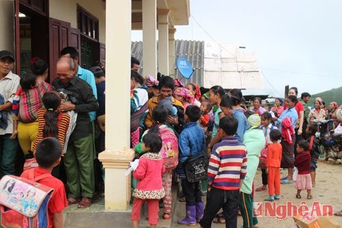 Không chỉ người lớn mà rất đông các em nhỏ người Khơ Mú ở 2 bản Huồi Ngoi, Đồn Boong của xã Na Loi cũng háo hức đến nhận quà Trung thu