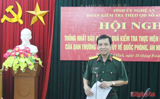 Đại tá Hà Tân Tiến phát biểu tại buổi làm việc.