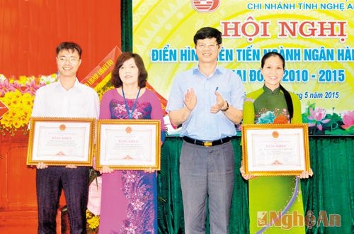 Phó Chủ tịch Thường trực UBND tỉnh Lê Xuân Đại tặng Bằng khen cho tập thể đạt thành tích xuất sắc. Ảnh: hoàng vĩnh