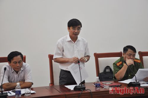  Đồng chí Trần Hữu Lam - Phó Chủ tịch UBND huyện Nghi Lộc báo cáo về quá trình thực hiện việc sáp nhập trường THCS Tiến - Thiết từ năm 2008 là việc làm đúng theo chủ trương của UBND tỉnh phù hợp với Quy hoạch phát triển trường lớp