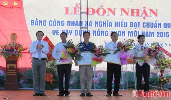 Trao bằng khen cho các tổ chức, cá nhân có thành tích xuất sắc trong xây dựng NTM ở Nghĩa Hiếu